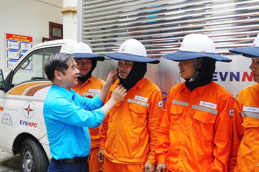 Những món quà giữa mùa nắng – Tiếp thêm sức mạnh cho người lao động Công ty Điện lực Bắc Ninh