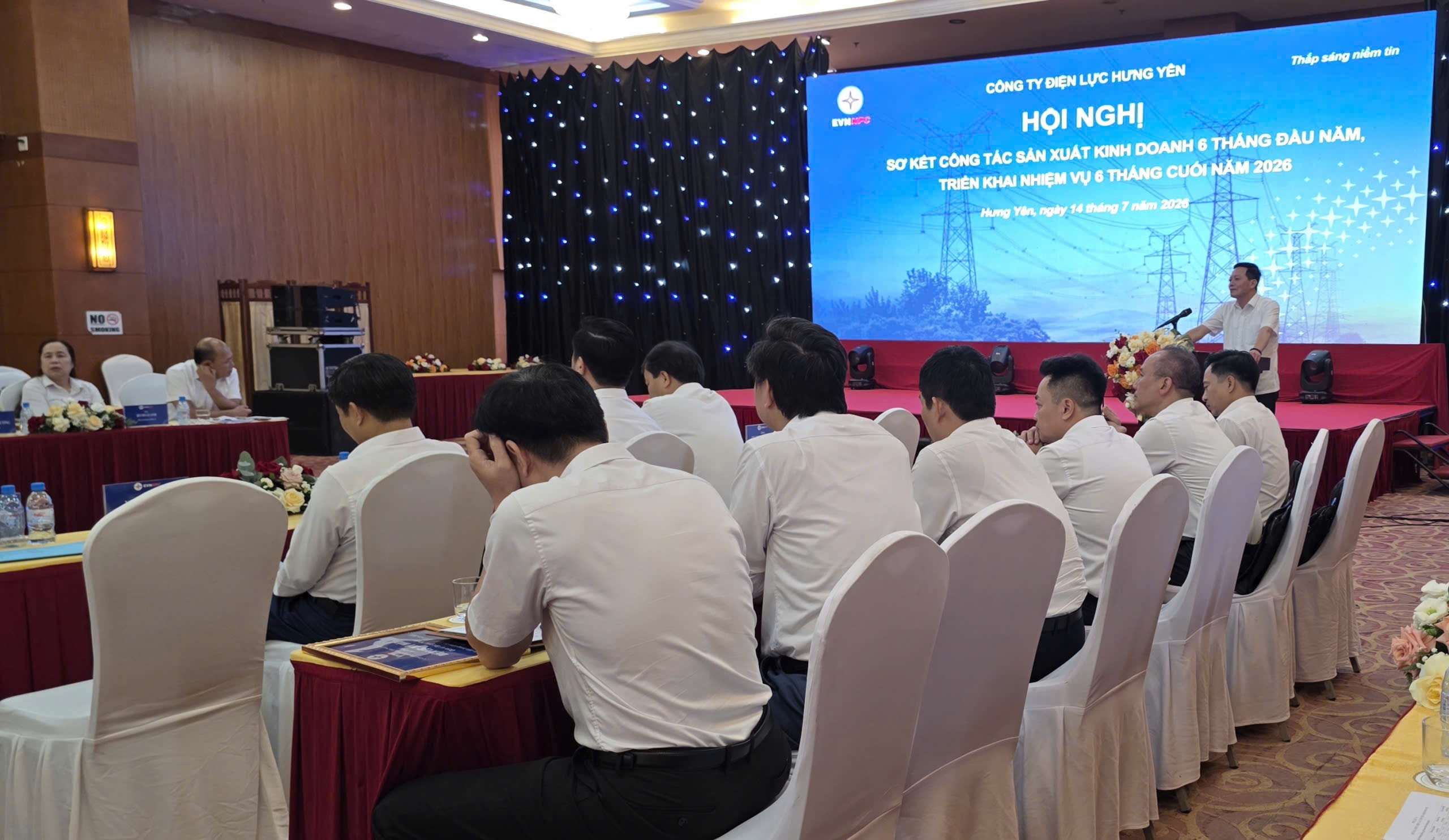Giam doc Cong ty phat bieu chi dao Hoi nghi