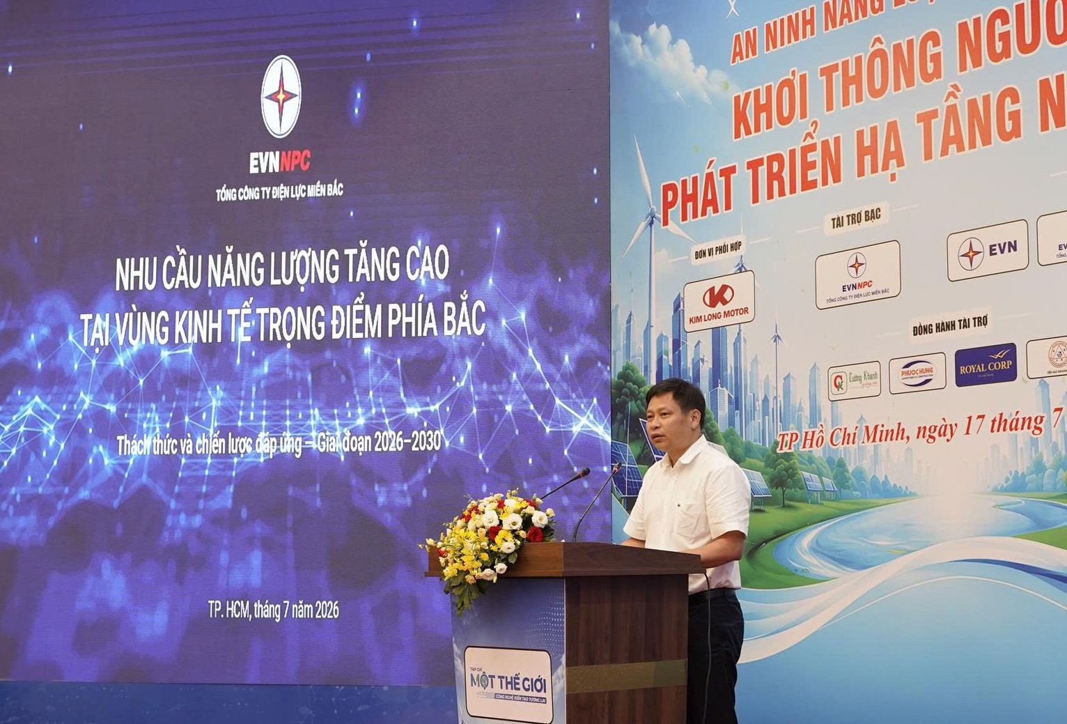 Ông Đỗ Văn Năm_Thành viên Hội đồng thành viên EVNNPC tham luận tại Hội thảo
