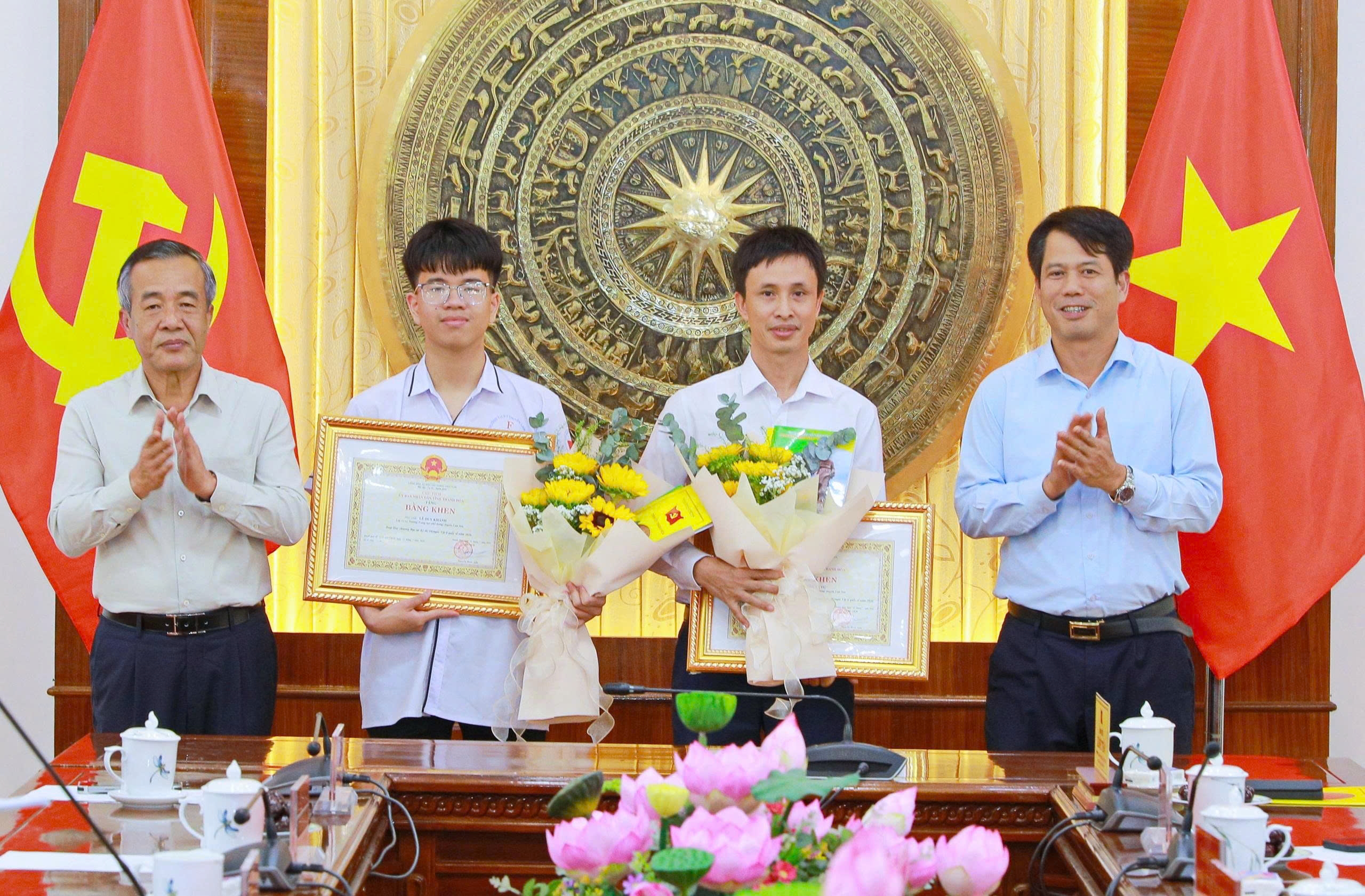 Lãnh đạo tỉnh khen thưởng