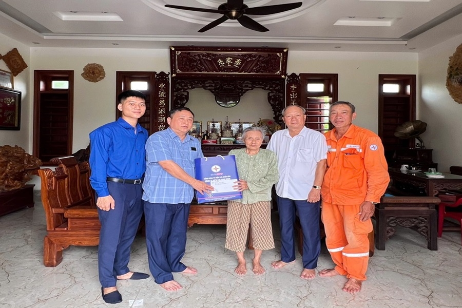 Công ty Điện lực Ninh Bình tri ân gia đình thân nhân liệt sĩ, lan tỏa giá trị nhân văn của người thợ điện EVN