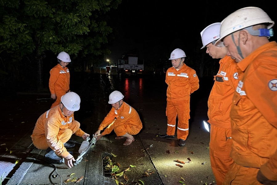 Xuyên đêm bám lưới, nỗ lực khắc phục sự cố do mưa dông tại Tuyên Quang