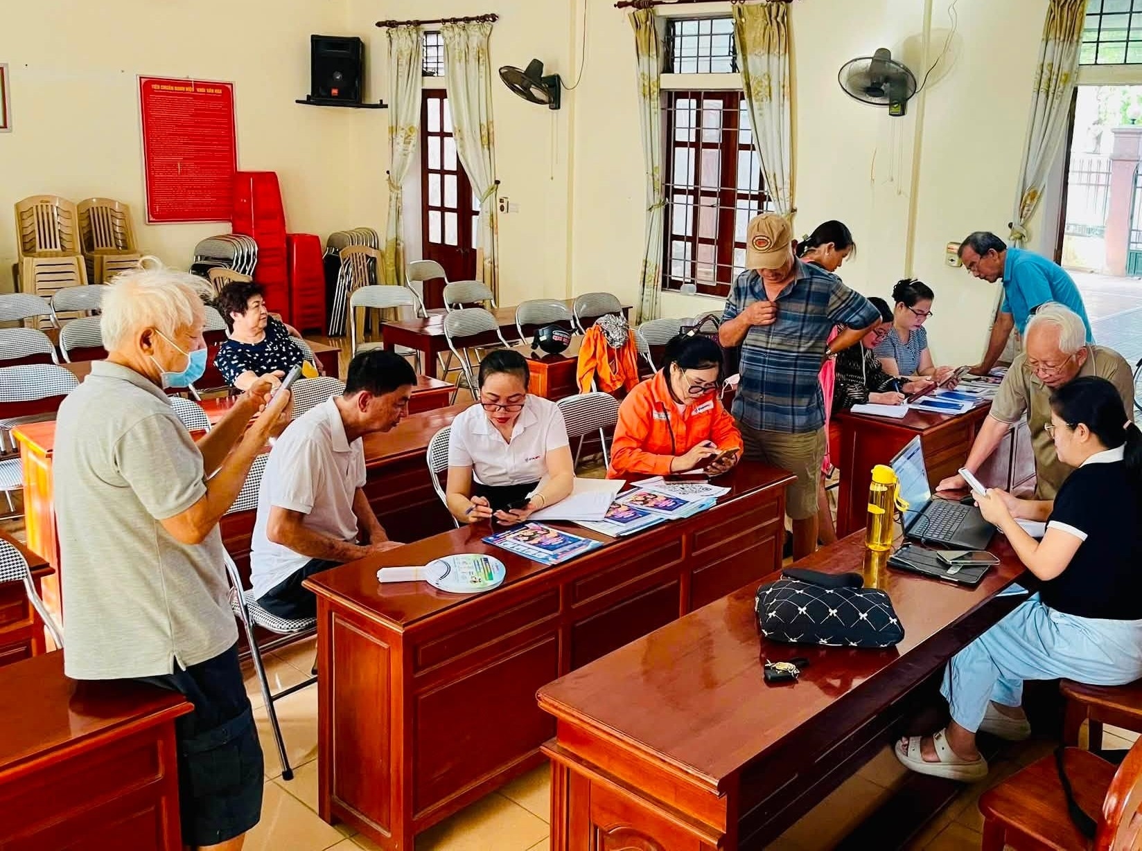 các tổ công tác thuộc Điện lực Vinh đã đồng loạt có mặt tại các Nhà văn hóa khối trên địa bàn để trực tiếp hướng dẫn bà con nhân dân cài đặt và sử dụng App Chăm sóc khách hàng EVN