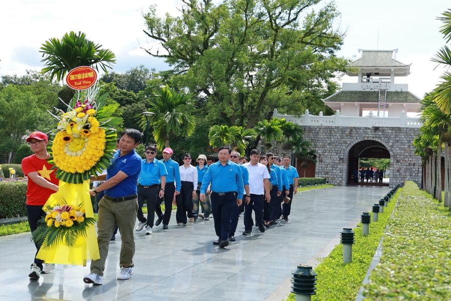 Đoàn công tác Công ty Điện lực Hải Phòng: Hành trình về nguồn ý nghĩa tại Tây Bắc Bộ