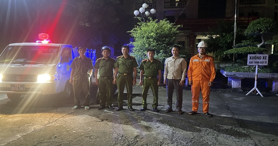 Điện lực Nghĩa Hưng (Công ty Điện lực Ninh Bình) phối hợp Công an xã tăng cường kiểm tra, ngăn chặn tình trạng sử dụng điện bẫy chuột