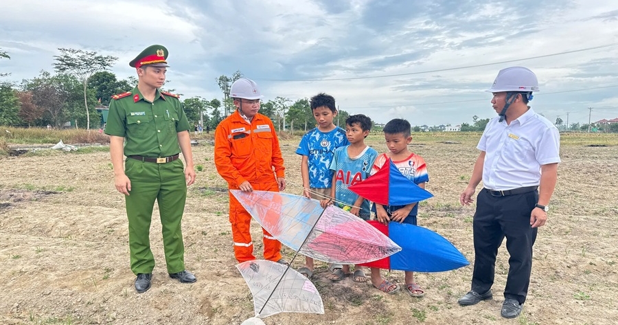Thả diều ngày hè: Niềm vui của trẻ nhỏ, nỗi lo của ngành điện
