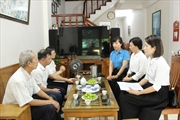 Công đoàn Công ty Điện lực Hải Phòng trao kinh phí hỗ trợ thân nhân Công nhân viên người lao động