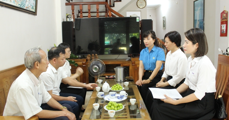 Công đoàn Công ty Điện lực Hải Phòng trao kinh phí hỗ trợ thân nhân Công nhân viên người lao động