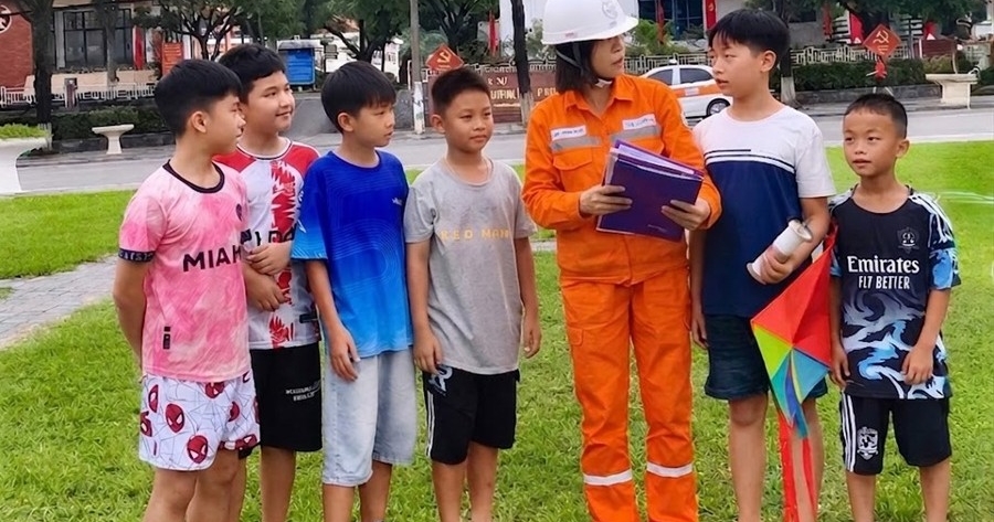 Lặng thầm giữ bình yên cho những đường dây điện