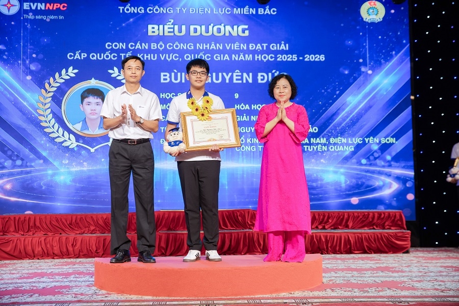 Gia dinh c Nguyen Phương Thao vinh danh 5