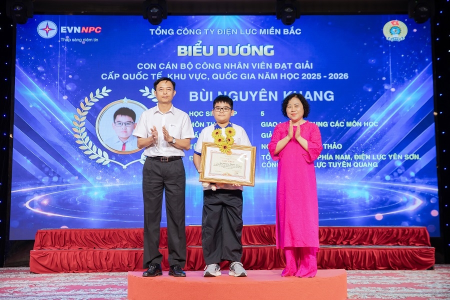 Gia dinh c Nguyen Phương Thao vinh danh 6