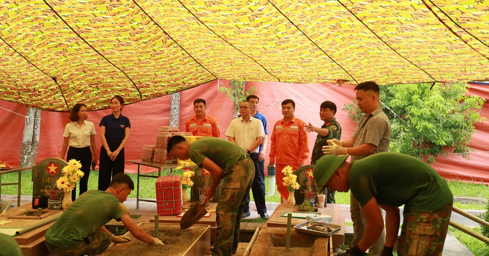 Công ty Điện lực Điện Biên đồng hành cùng các lực lượng thực hiện Chiến dịch 500 ngày đêm tại Nghĩa trang Liệt sĩ Quốc gia A1