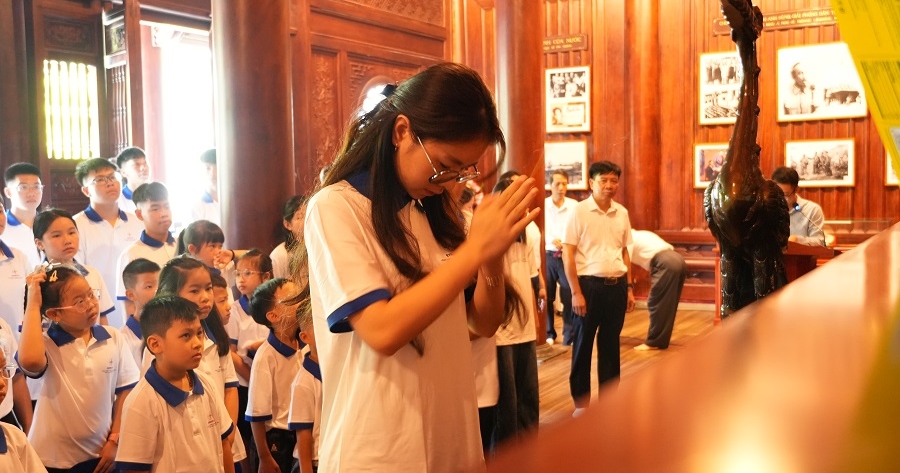 Công ty Điện lực Lào Cai dâng hương, báo công tại Nhà bia tưởng niệm Bác Hồ
