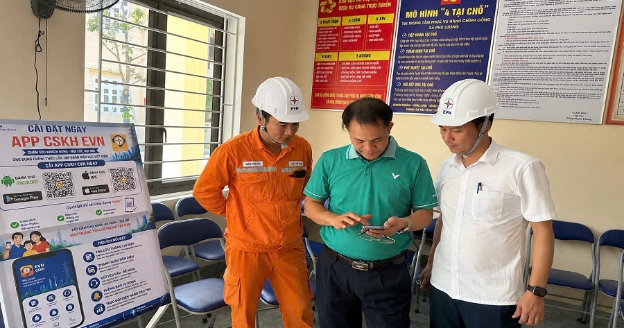 Công ty Điện lực Tuyên Quang tăng cường hướng dẫn khách hàng cài đặt ứng dụng EVNCSKH