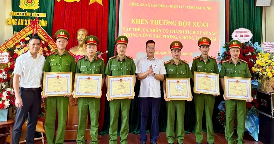 Công ty Điện lực Bắc Ninh khen thưởng lực lượng Công an xã có thành tích xuất sắc trong bảo vệ tài sản ngành Điện