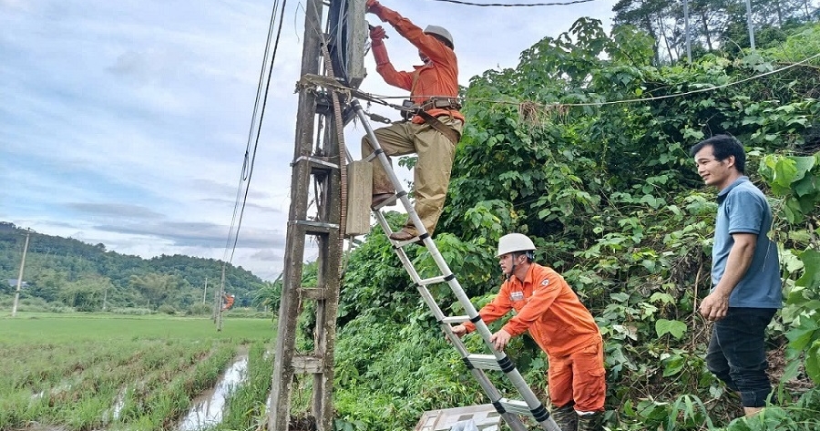 Công ty Điện lực Lạng Sơn nỗ lực khôi phục điện cho hơn 10.000 khách hàng bị ảnh hưởng bởi bão số 4
