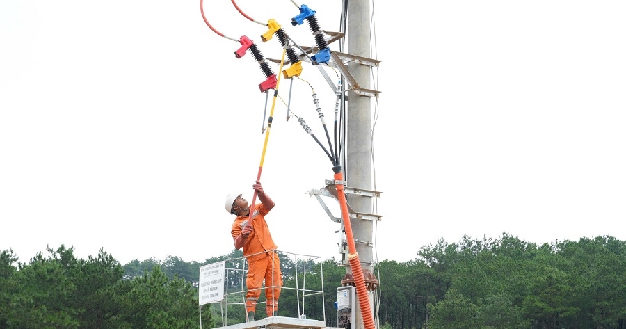 Công ty Điện lực Lạng Sơn nghiệm thu, đóng điện công trình cấp điện Trường PTNT liên cấp Mẫu Sơn