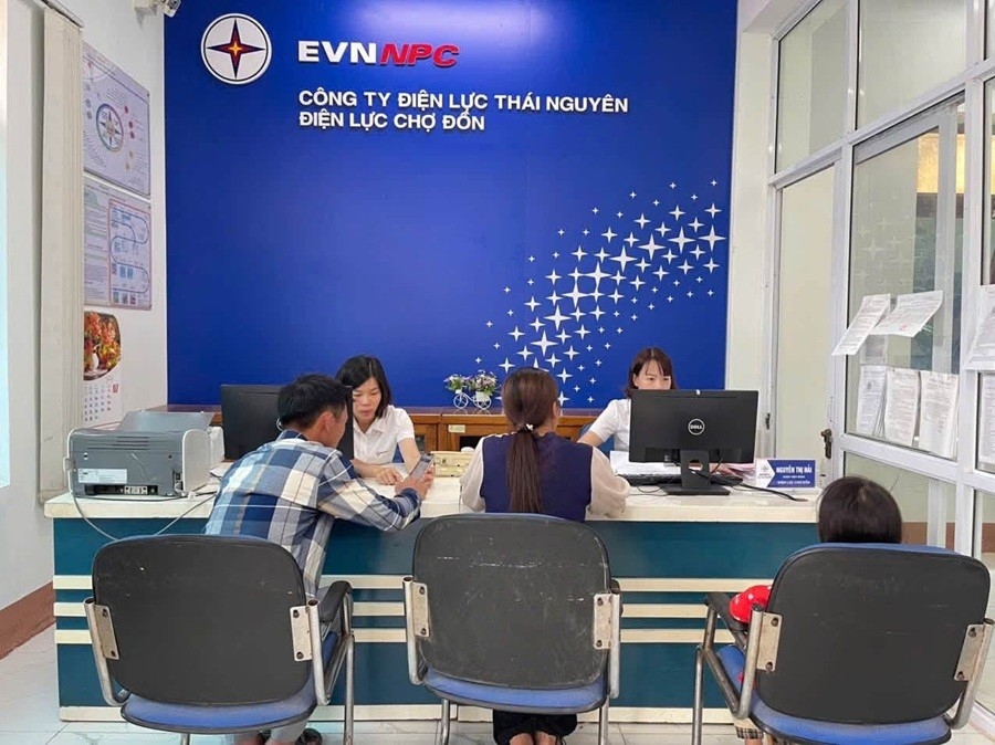 1s CBCNV hướng dẫn khách hàng cài App tại phòng giao dịch
