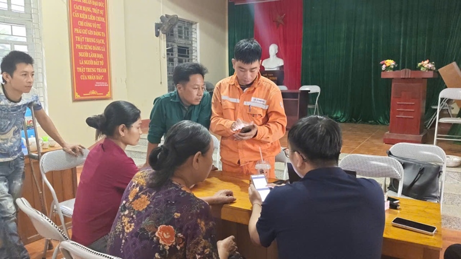 4 Khách hàng chủ động theo dõi thông tin sử dụng điện và tiếp cận các dịch vụ điện qua App EVN CSKH.