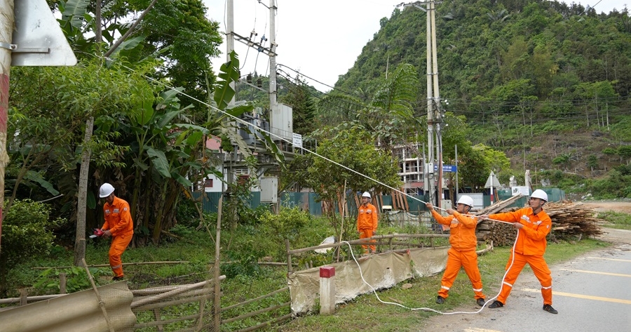 Giữ dòng điện thông suốt cho điểm cầu khai giảng đặc biệt tại Lào Cai