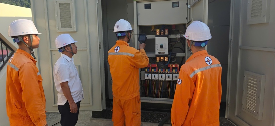 3. 4. Kiểm tra đo nhiệt độ tại TBA Trường Nội Trú Mường Khương