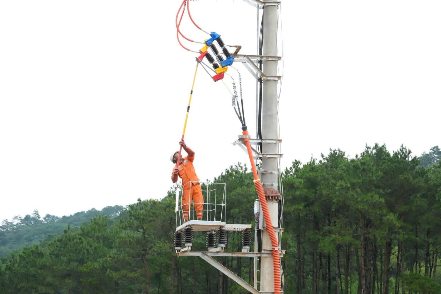 Công ty Điện lực Lạng Sơn thực hiện đóng điện công trình đường dây 35kV và