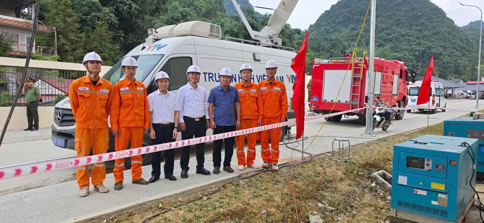 6. 2. Ông Trần Thanh Duyệt – Phó Giám đốc Công ty Điện lực Lào Cai (áo xanh) chỉ đạo công tác cấp điện tại Trường Phổ thông Nội trú TH&THCS Mường Khương