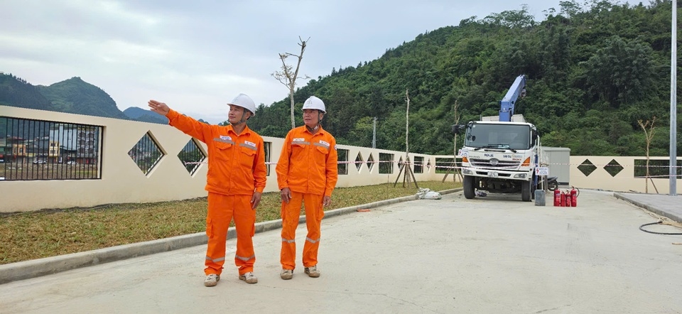 6.4. CBCNV ứng trực máy phát dự phòng tại Trường Phổ thông Nội trú TH&THCS Mường Khương (2)