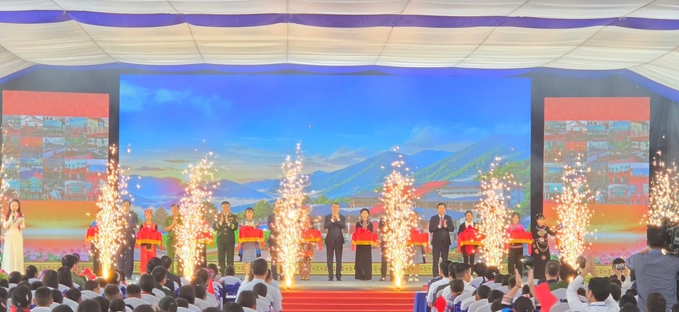 6. 6. Thủ tướng chính phủ Lê Minh Hưng và các đại biểu thực hiện nghi thức cắt băng khánh thành đồng loạt các Trường Phổ thông dân tộc nội trú liên cấp TH&THCS tại các xã biên giới đất