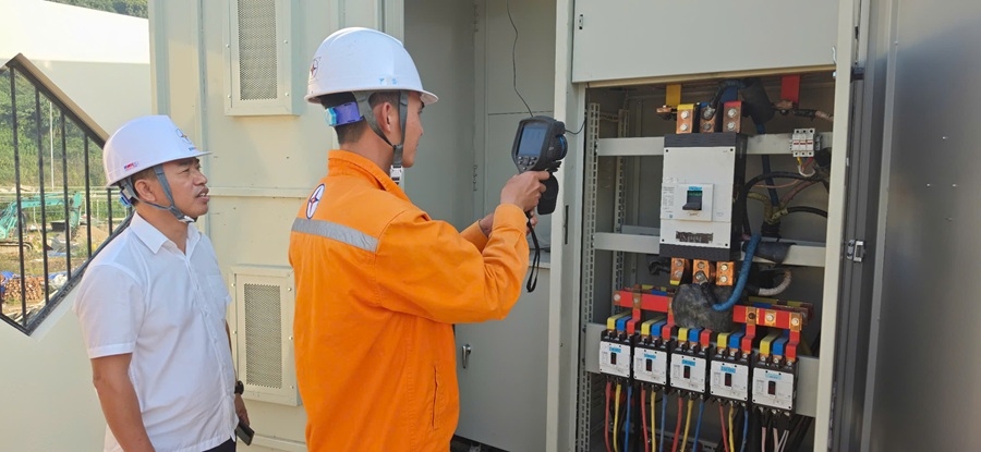 Giữ dòng điện thông suốt phục vụ điểm cầu Lễ khai giảng quốc gia tại Mường Khương