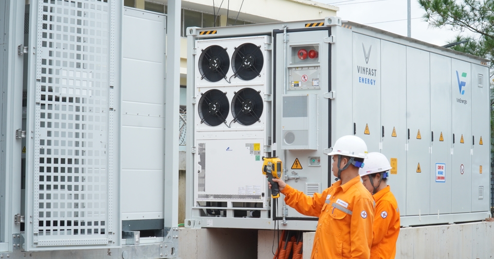 EVNNPC: Từng bước làm chủ công nghệ pin lưu trữ năng lượng BESS trên lưới điện miền Bắc