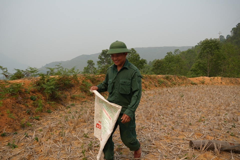 15.3Nụ cười rạng rỡ của Bí thư Chi bộ Sùng A Cớ khi trực tiếp tham gia công việc – mắt xích gắn kết ý Đảng với lòng dân