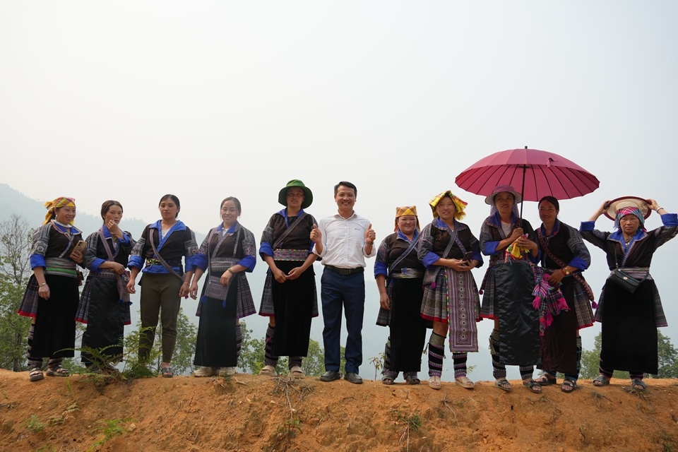 15.4Ánh mắt đầy kỳ vọng của bà con thôn Nả Háng hướng về ngày dòng điện lưới quốc gia chính thức bừng sáng