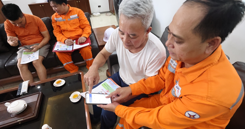 Khi dịch vụ điện “lên số”: Khách hàng tại Hưng Yên thêm thuận tiện, ngành Điện thêm hiệu quả