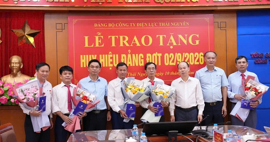 Đảng ủy Công ty Điện lực Thái Nguyên trao tặng Huy hiệu Đảng đợt 02/9/2026