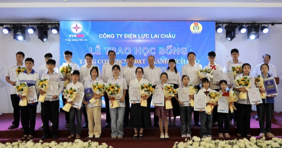Công ty Điện lực Lai Châu trao học bổng, tiếp thêm động lực, chắp cánh ước mơ