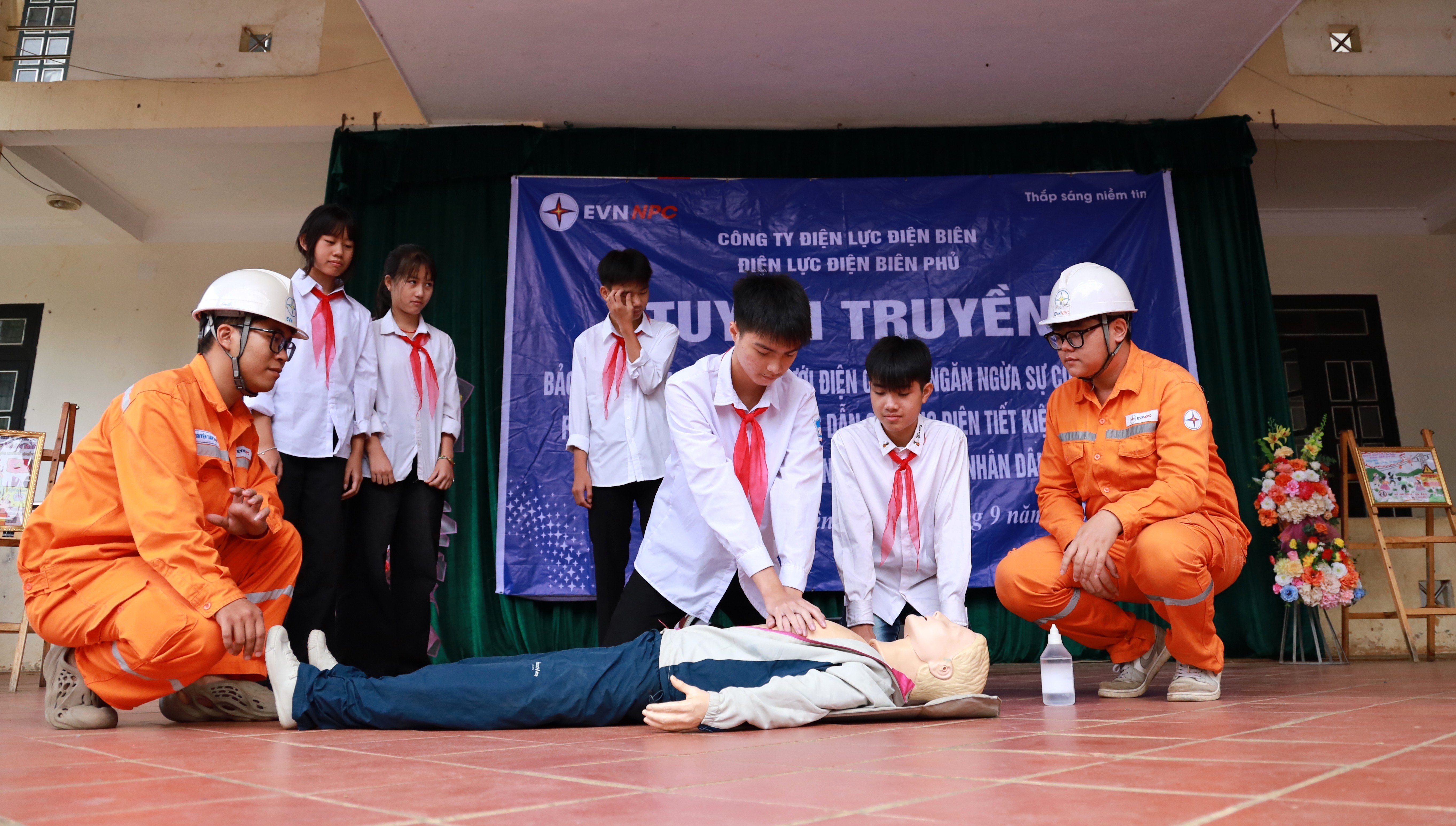Điện lực Điện Biên Phủ (Công ty Điện lực Điện Biên) chủ động bồi đắp văn hóa an toàn điện từ trường học đến cộng đồng