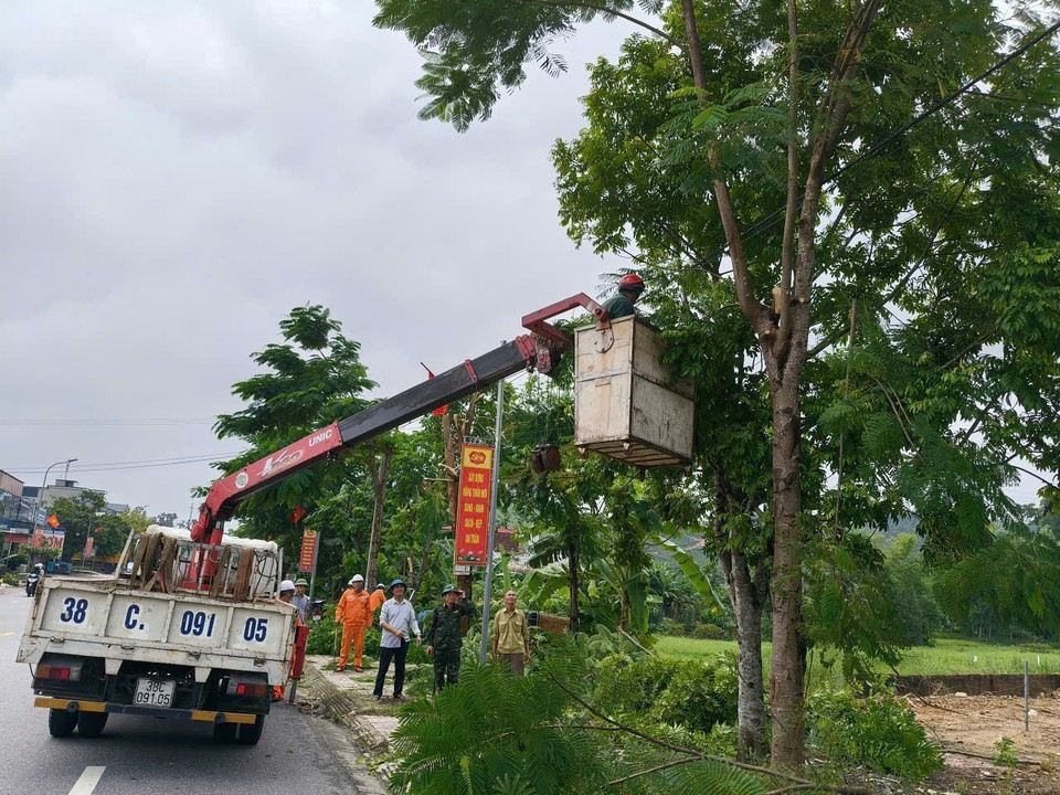 Ảnh 3 Phát quang hành lang lưới điện tại thị trấn Đồng Lộc cũ (1)