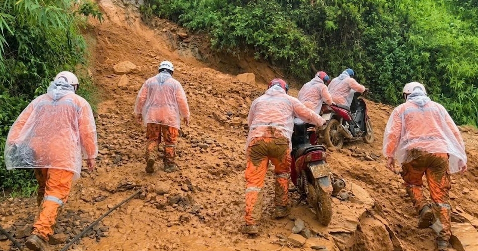 Nhật ký thợ điện mùa mưa bão: Điện lực Mèo Vạc bám tuyến, khôi phục cấp điện nhanh nhất cho Nhân dân