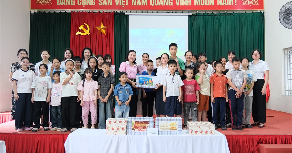 Công đoàn Công ty TNHH MTV Thí nghiệm điện miền Bắc trao quà Trung thu tại Trường Phổ thông cơ sở Hy Vọng