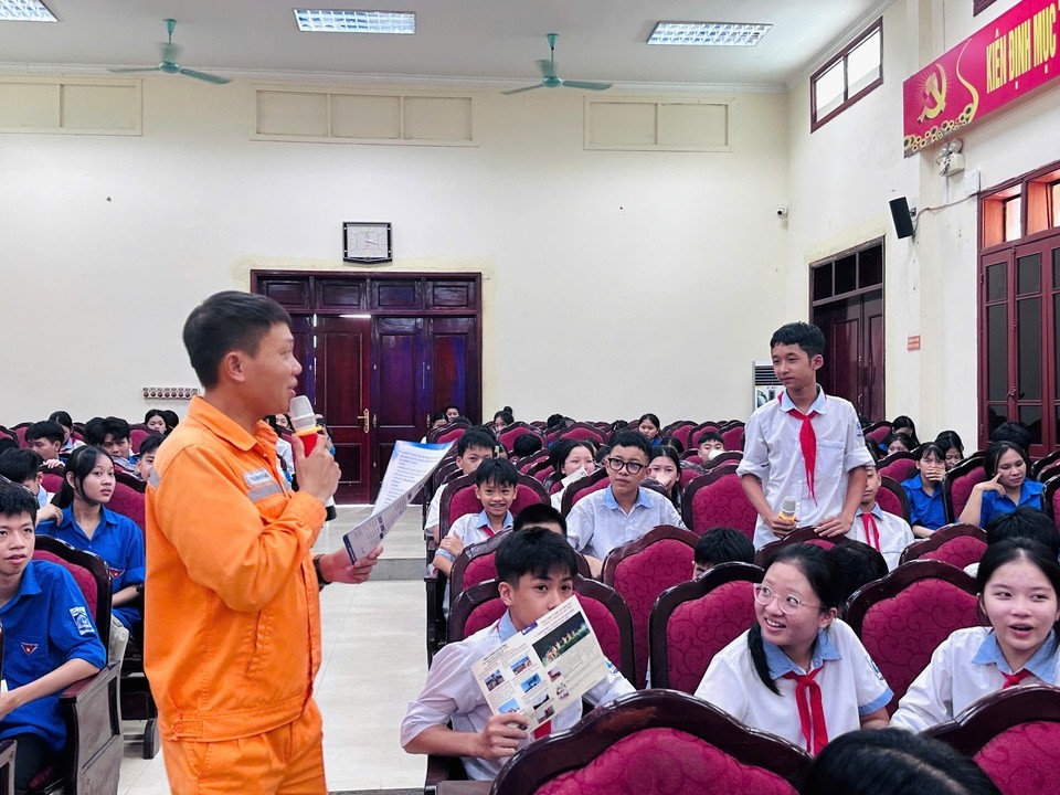 Ảnh 3 Điện lực Hương Khê trang bị kiến thức và kỹ năng cần thiết cho các em học sinh để chủ động phòng tránh nguy hiểm