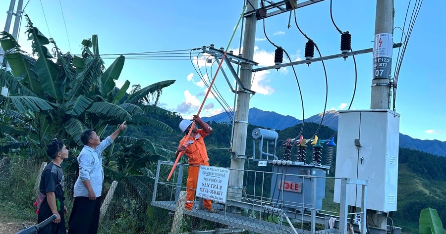 Điện lực Nghĩa Lộ tiếp nhận, quản lý vận hành các công trình cấp điện nông thôn tại Sơn Lương và Hạnh Phúc