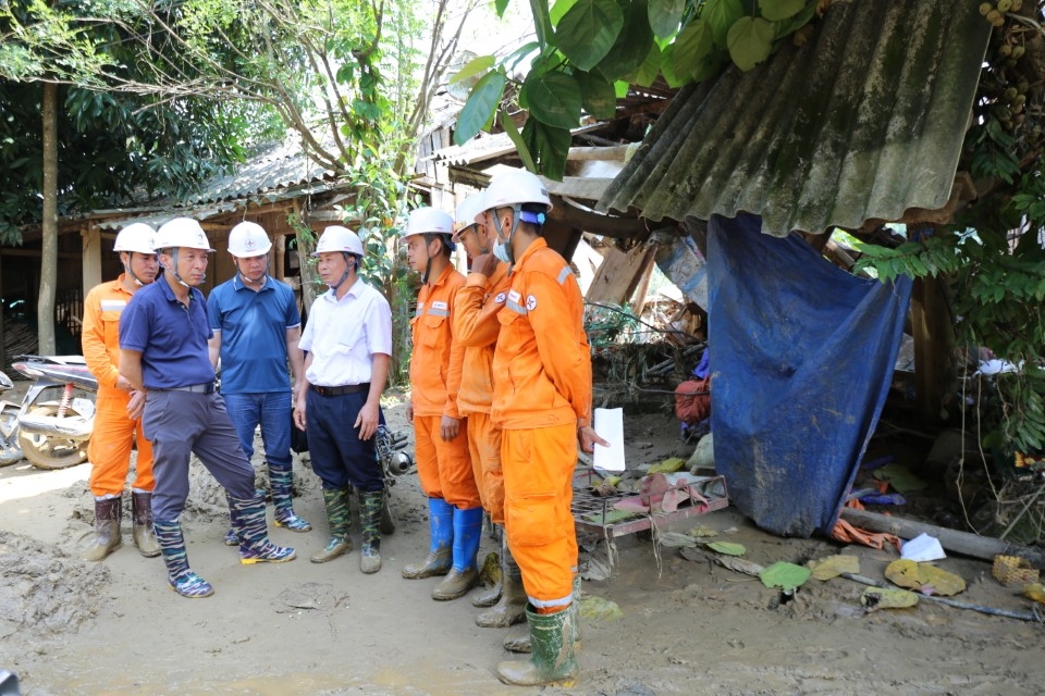 47.1.GĐ PC Lào Cai (áo xanh thứ 2 từ trái sang) thăm và động viên công nhân tại hiện trường làm việc 