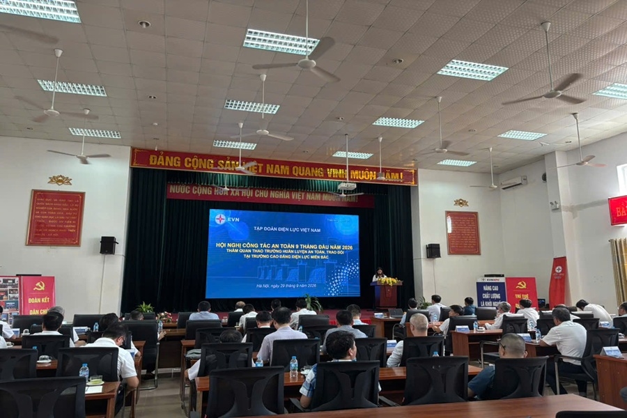 Đoàn công tác EVN khảo sát thực tế Thao trường An toàn điện và nhận diện mối nguy tại Trường Cao đẳng Điện lực miền Bắc