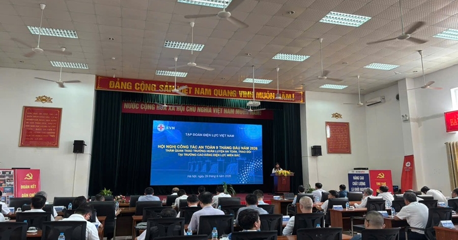 Đoàn công tác EVN khảo sát thực tế Thao trường An toàn điện và nhận diện mối nguy tại Trường Cao đẳng Điện lực miền Bắc