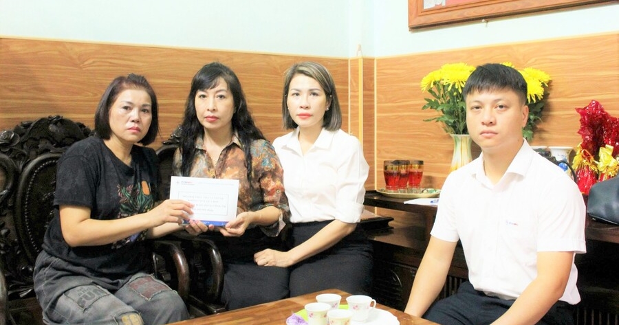 Công đoàn Công ty Điện lực Hải Phòng trao kinh phí hỗ trợ thân nhân người lao động