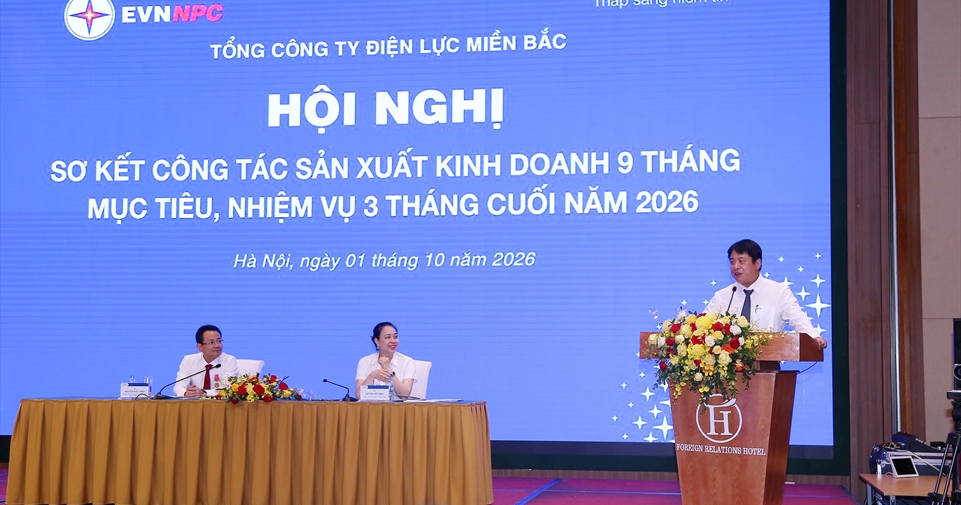 EVNNPC đón nhận Cờ thi đua của Chính phủ, hoàn thành xuất sắc các nhiệm vụ 9 tháng năm 2026