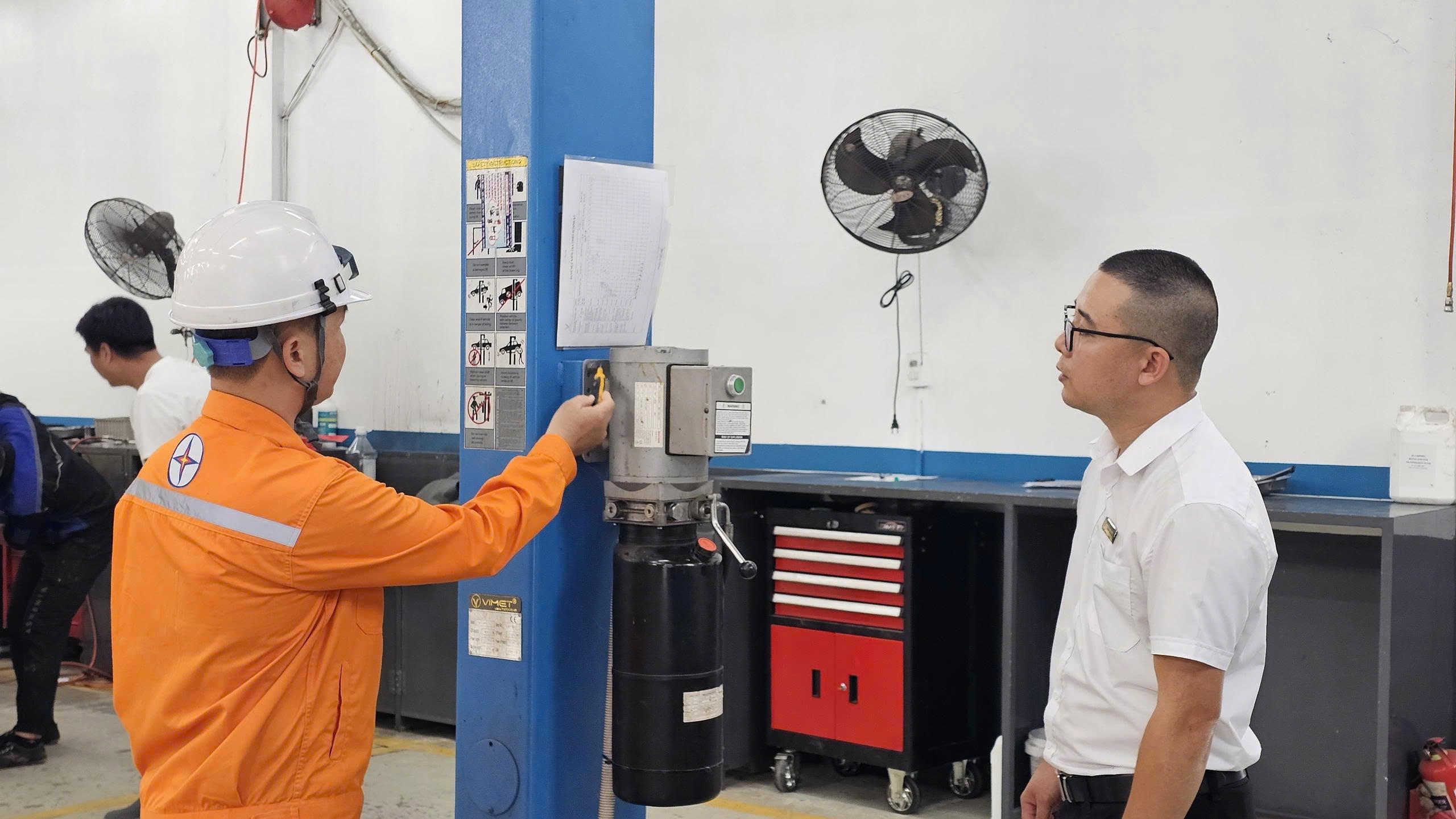 Nhân viên ĐL Quảng Yên (CTĐL Quảng Ninh) kiểm tra và tuyên truyền PCCC tại Hệ thống cửa hàng, trạm sạc Vinfast Quảng Yên (1)