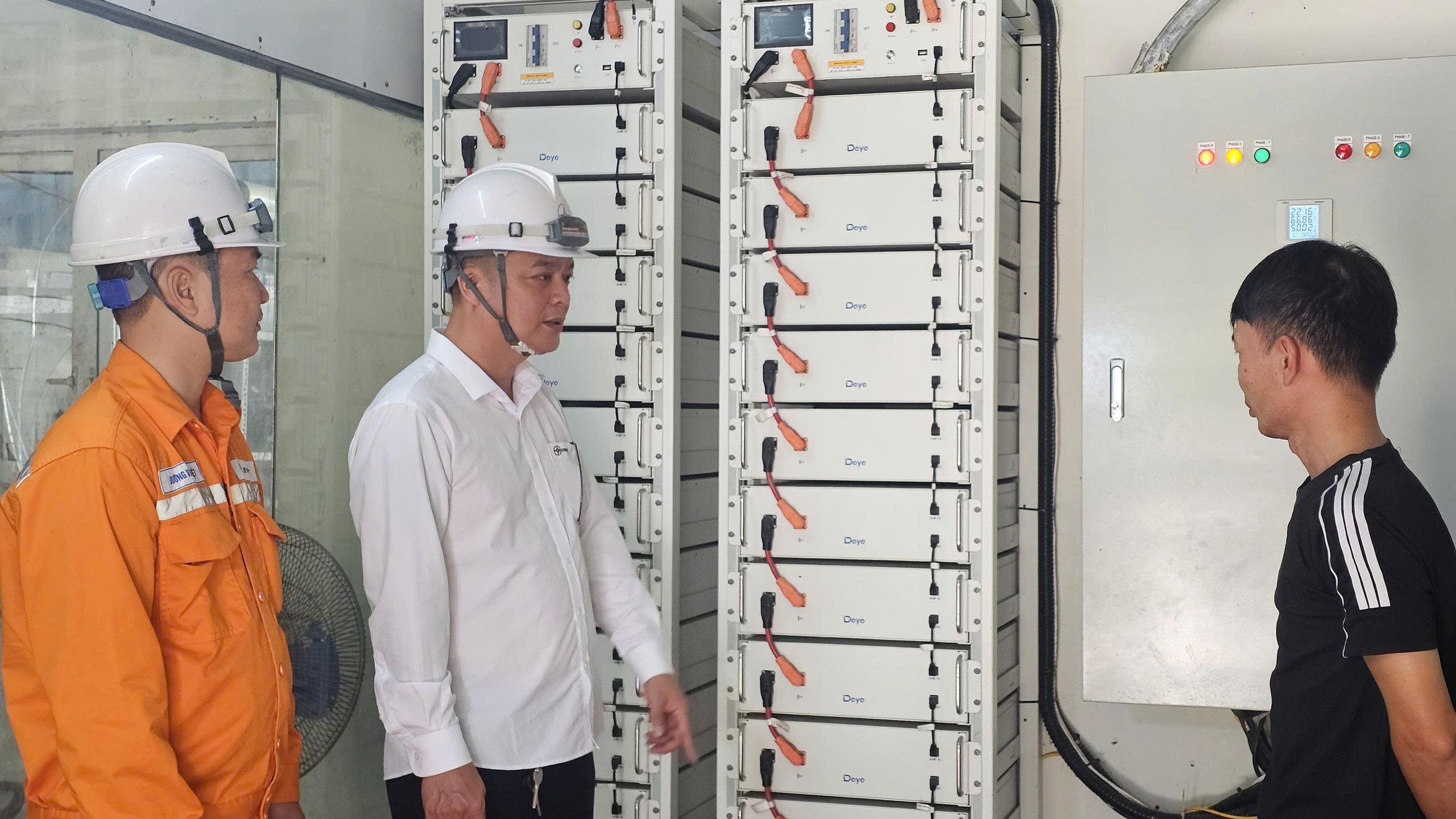 Nhân viên ĐL Quảng Yên (CTĐL Quảng Ninh) tuyên truyền phối họp kiểm tra PCCC hệ thống pin lưu trữ Điện MTMN của khách hàng