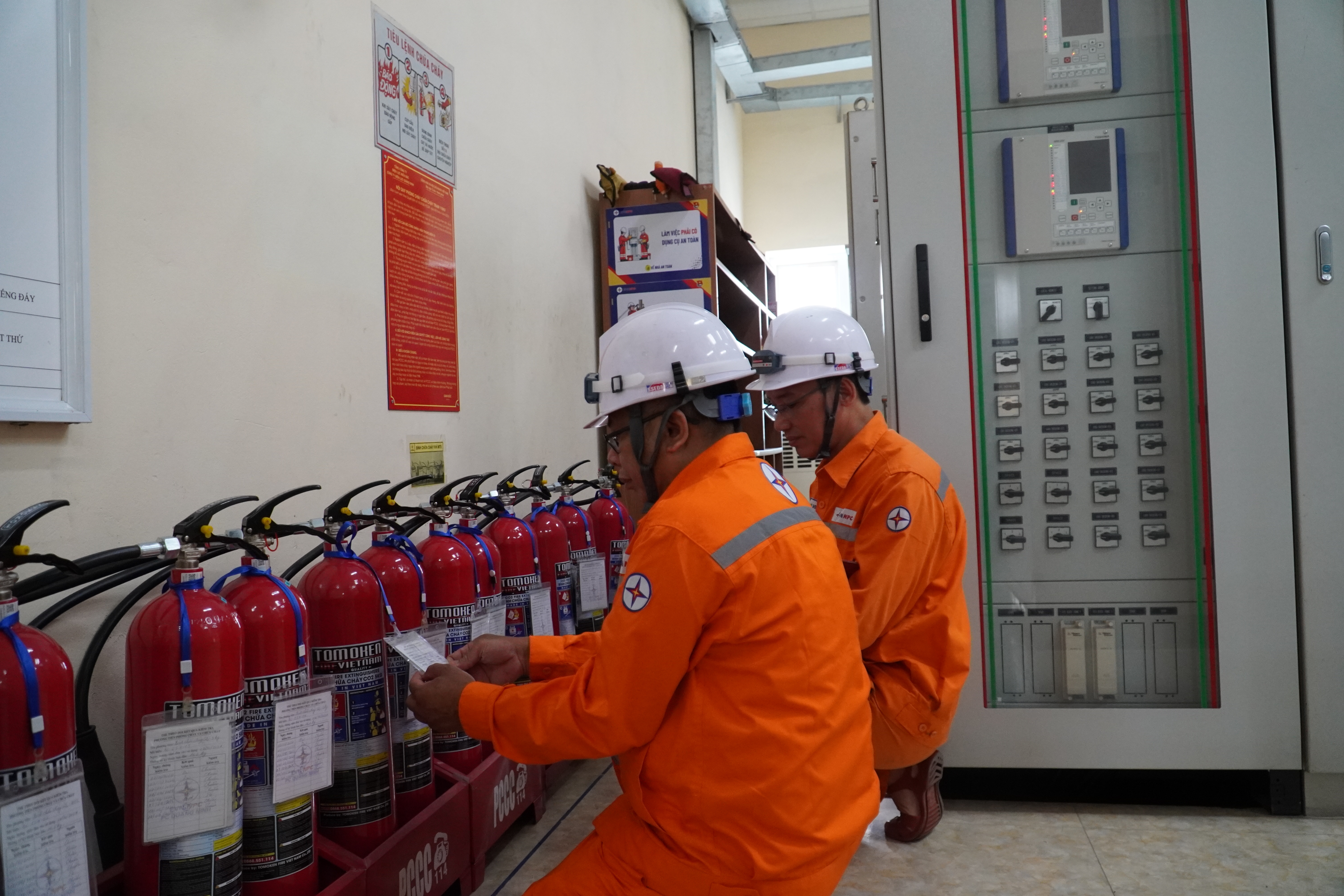 Nhân viên XN LĐCT Quảng Ninh kiểm tra Bình cứu hỏa tại Trạm 110kV Cái Lân